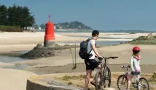 Sur la terre, proche de la mer en Bretagne